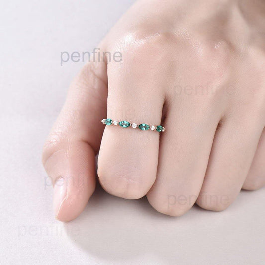 emerald wedding band woemn