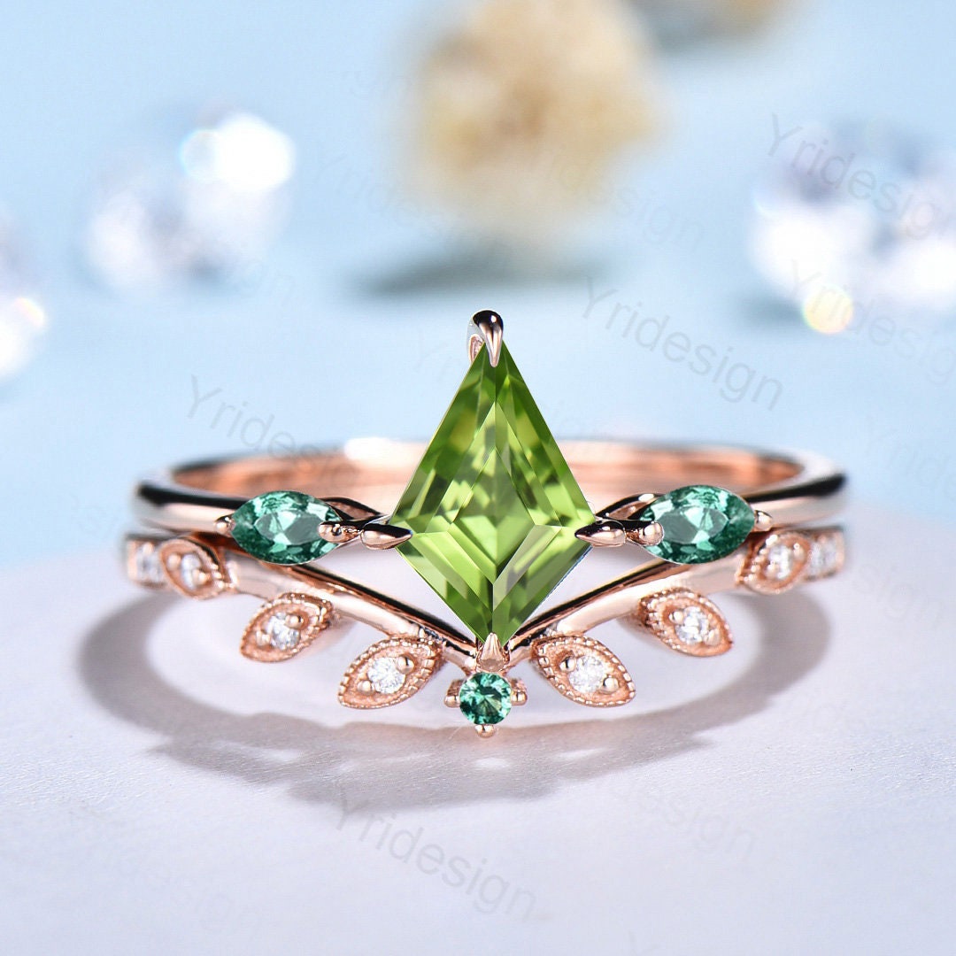Vintage Peridot Ring Unique Green Peridot Engagement Ring Set Kite Cut Rose Gold Green Gemstone Wedding Ring Set Women Anniversary Gift - PENFINE