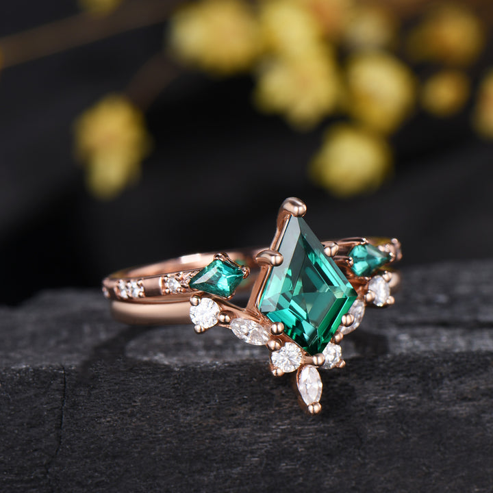 Art Deco Kite Cut Emerald Wedding Ring Set, May Birthstone 14K Rose Gold Engagement Ring, Unique Promise Promise Ring For Women