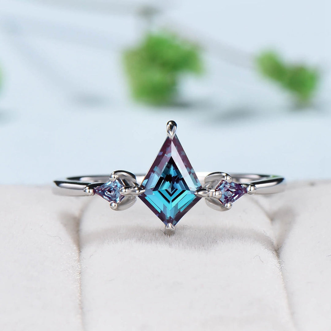 Vintage Kite Cut Alexandrite Engagement Ring Minimalist Dainty color change Alexandrite Alternative Gold Wedding Ring For Women Three Stone - PENFINE