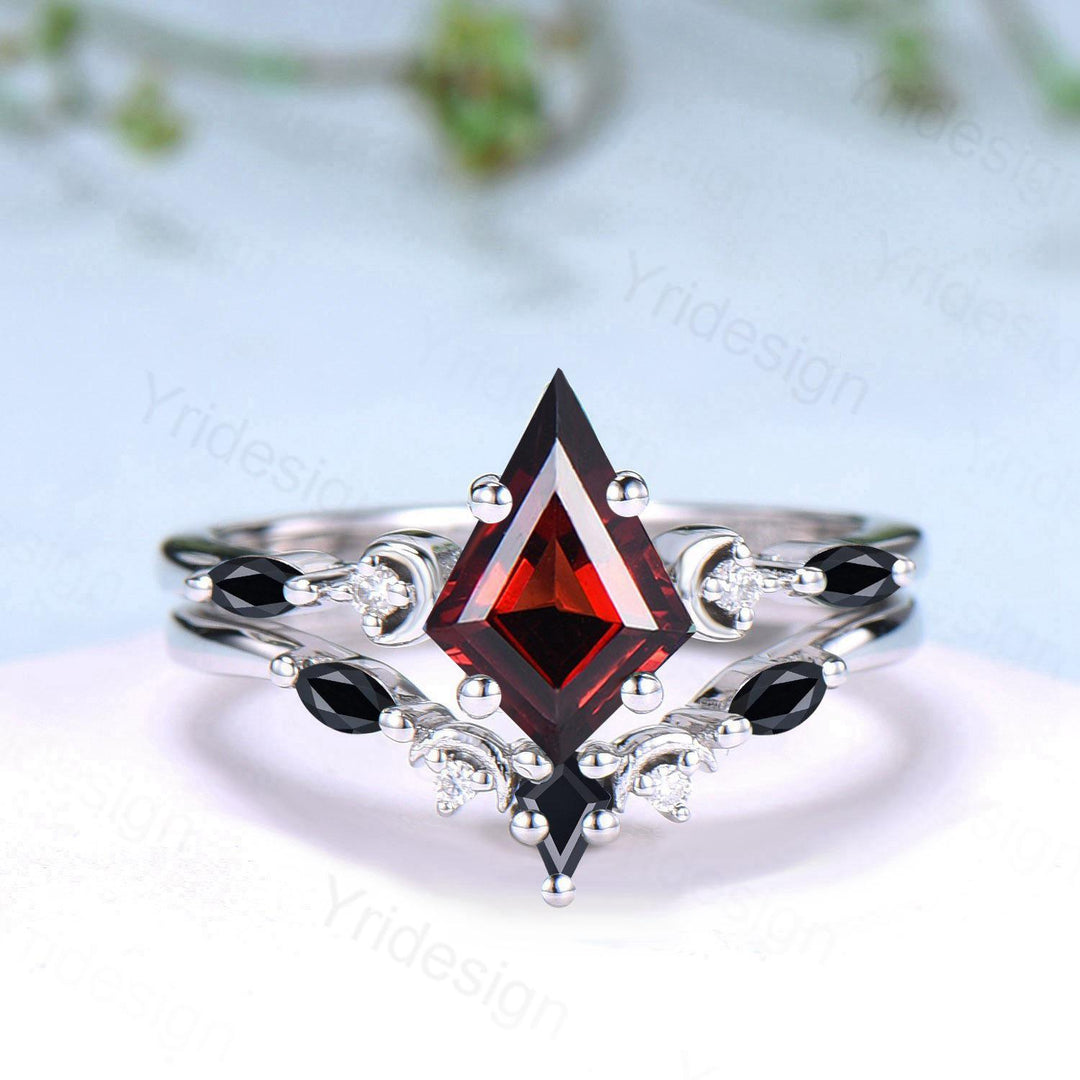 Vintage kite cut garnet wedding ring set Five stone crescent moon garnet spinel engagement ring dainty delicate bridal set anniversary gifts - PENFINE