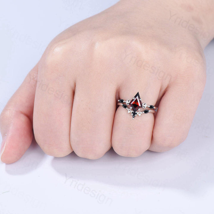 Vintage kite cut garnet wedding ring set Five stone crescent moon garnet spinel engagement ring dainty delicate bridal set anniversary gifts - PENFINE