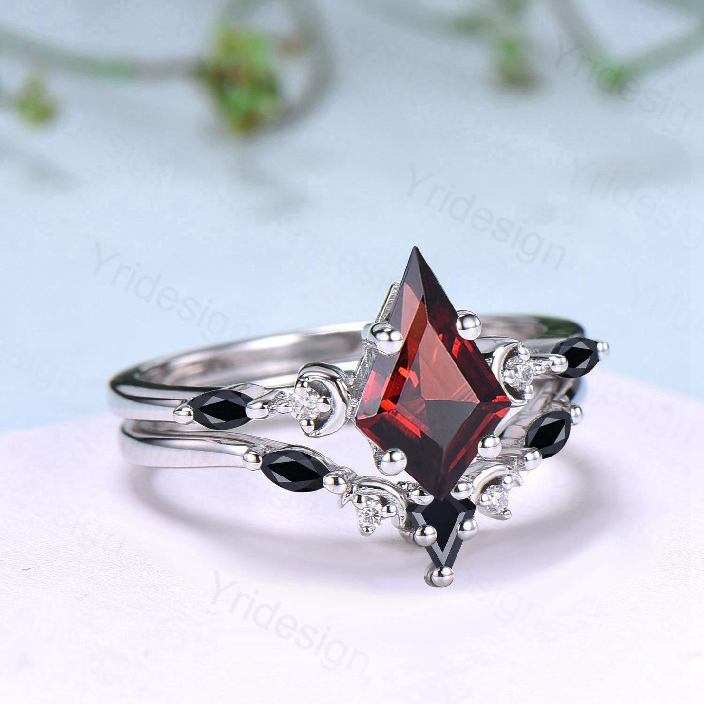Vintage kite cut garnet wedding ring set Five stone crescent moon garnet spinel engagement ring dainty delicate bridal set anniversary gifts - PENFINE