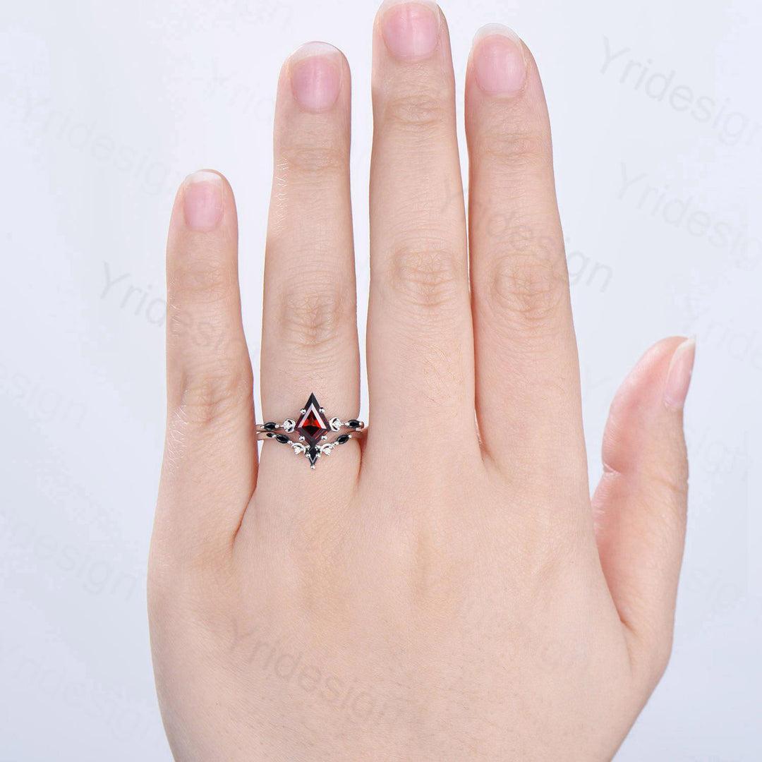 Vintage kite cut garnet wedding ring set Five stone crescent moon garnet spinel engagement ring dainty delicate bridal set anniversary gifts - PENFINE