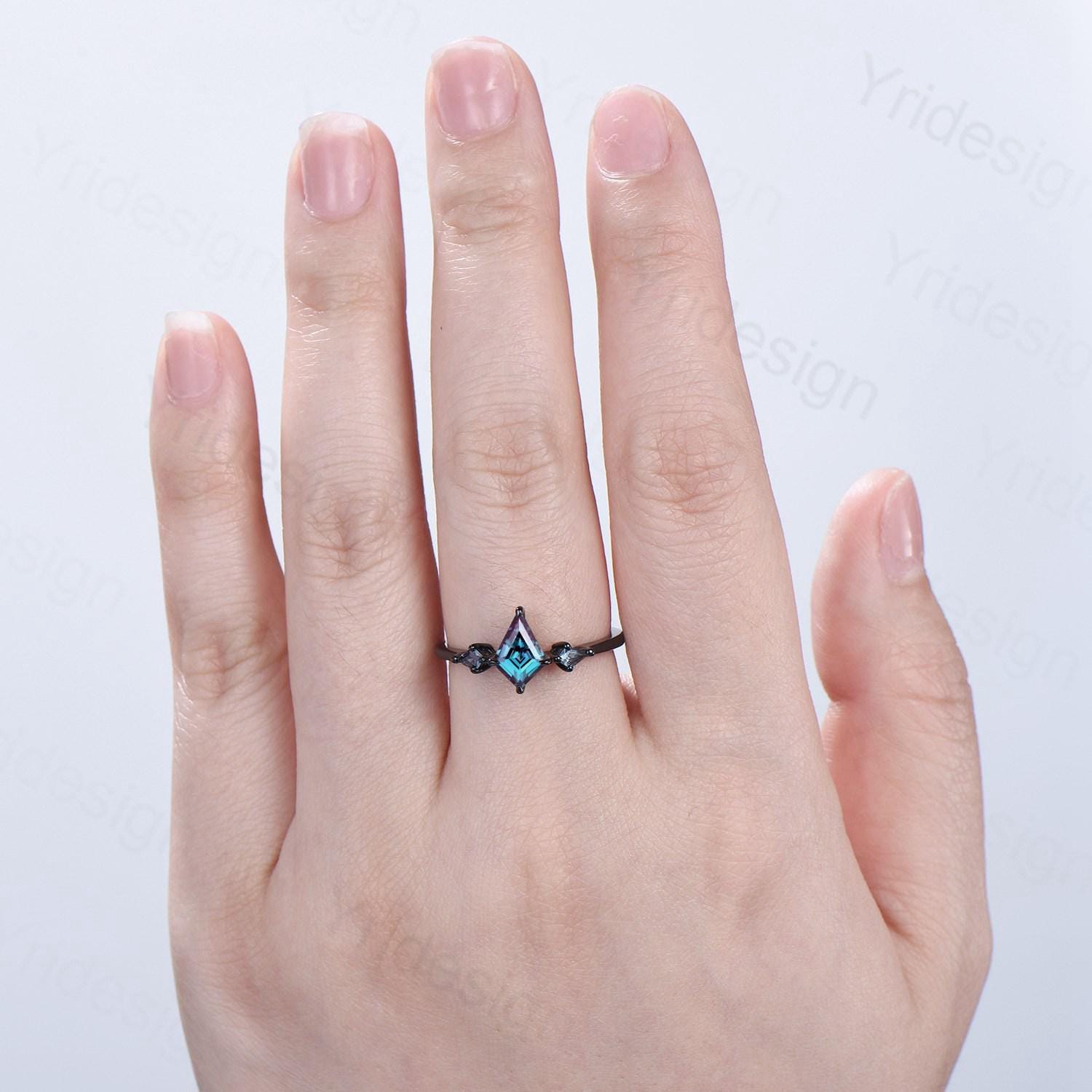 Minimalist Black Gold Three Stone Lab Grown Diamond Ring Kite Cut Natural Salt And Pepper Diamond Engagement Ring Silver Alexandrite Ring - PENFINE