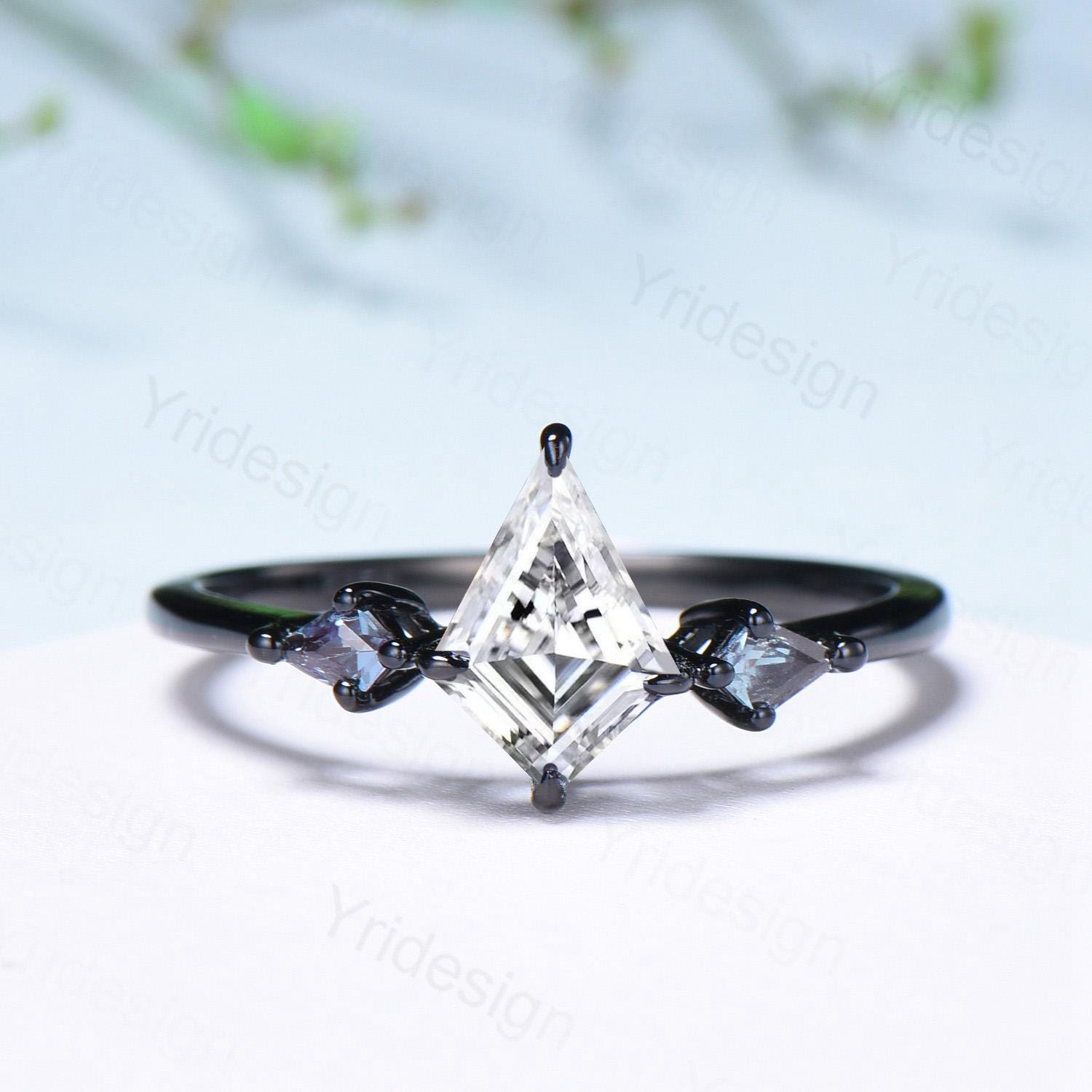 Minimalist Black Gold Three Stone Lab Grown Diamond Ring Kite Cut Natural Salt And Pepper Diamond Engagement Ring Silver Alexandrite Ring - PENFINE