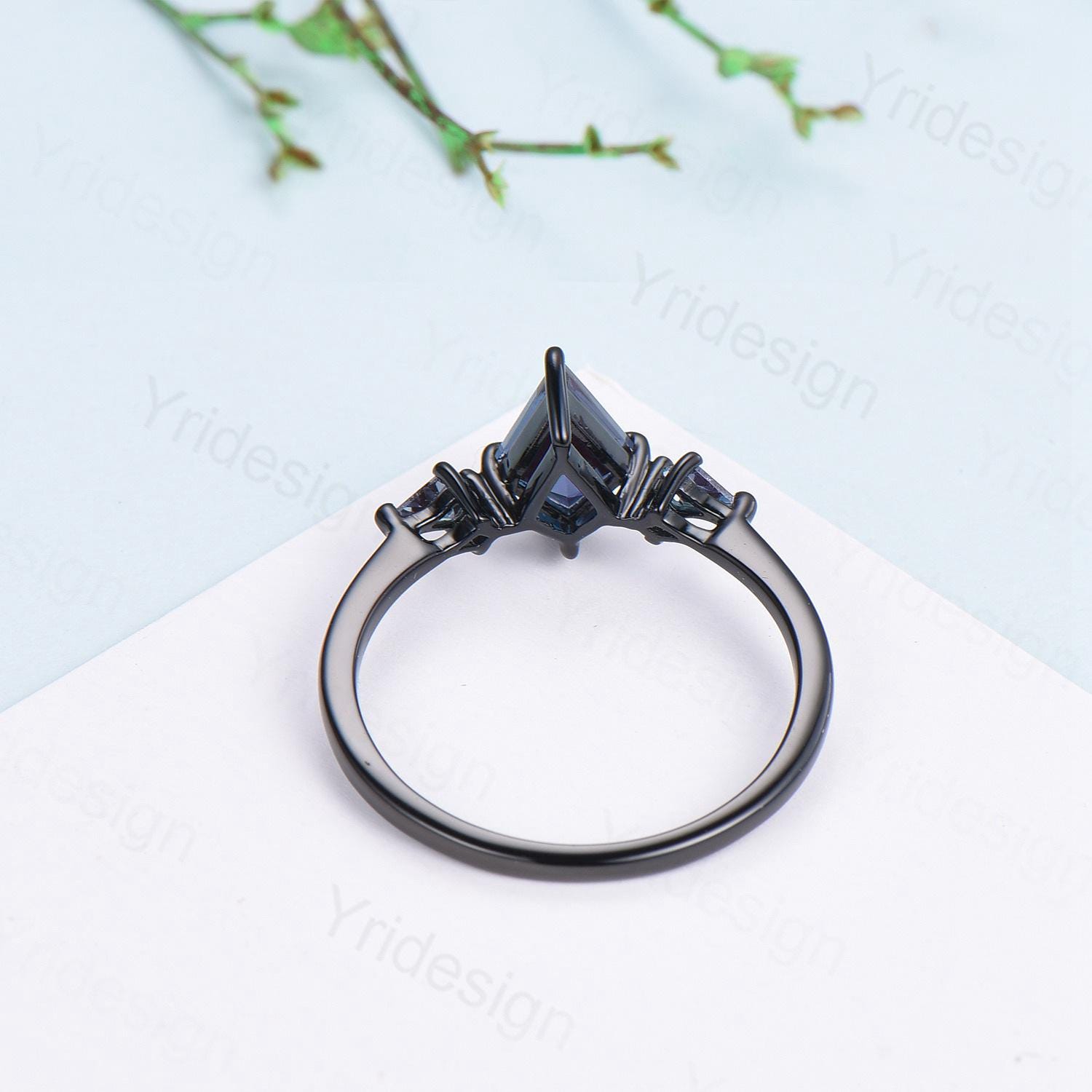 Minimalist Black Gold Three Stone Lab Grown Diamond Ring Kite Cut Natural Salt And Pepper Diamond Engagement Ring Silver Alexandrite Ring - PENFINE
