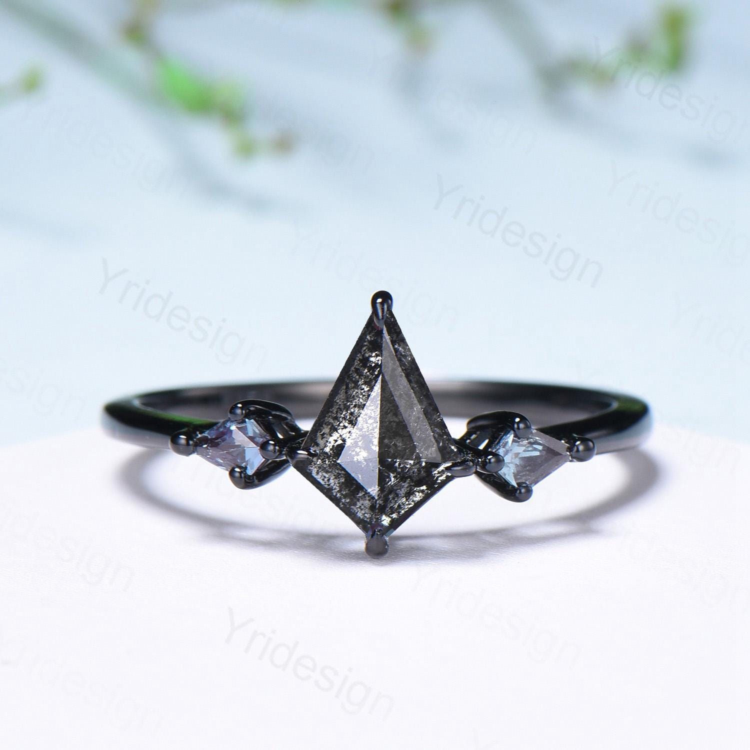 Minimalist Black Gold Three Stone Lab Grown Diamond Ring Kite Cut Natural Salt And Pepper Diamond Engagement Ring Silver Alexandrite Ring - PENFINE