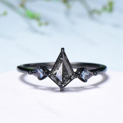 Minimalist Black Gold Three Stone Lab Grown Diamond Ring Kite Cut Natural Salt And Pepper Diamond Engagement Ring Silver Alexandrite Ring - PENFINE