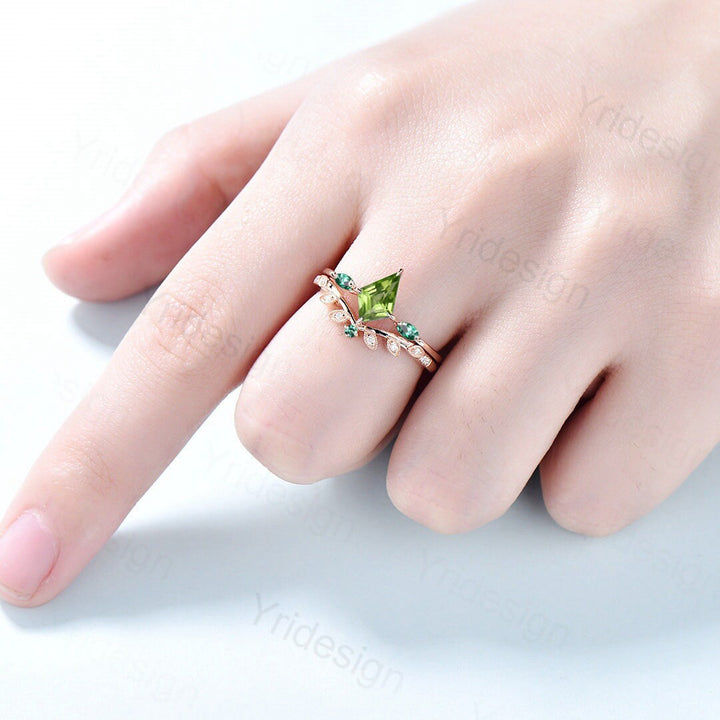 Vintage Peridot Ring Unique Green Peridot Engagement Ring Set Kite Cut Rose Gold Green Gemstone Wedding Ring Set Women Anniversary Gift - PENFINE