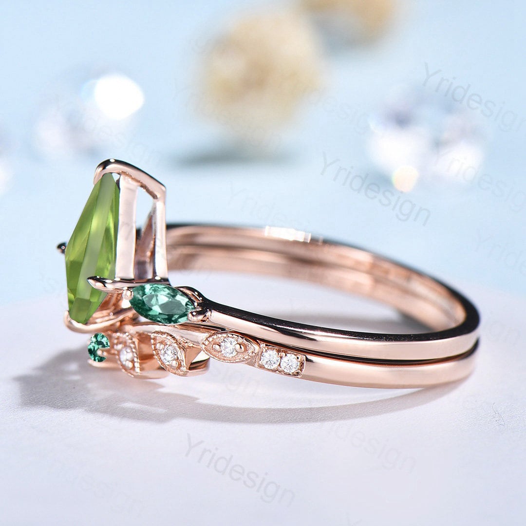 Vintage Peridot Ring Unique Green Peridot Engagement Ring Set Kite Cut Rose Gold Green Gemstone Wedding Ring Set Women Anniversary Gift - PENFINE