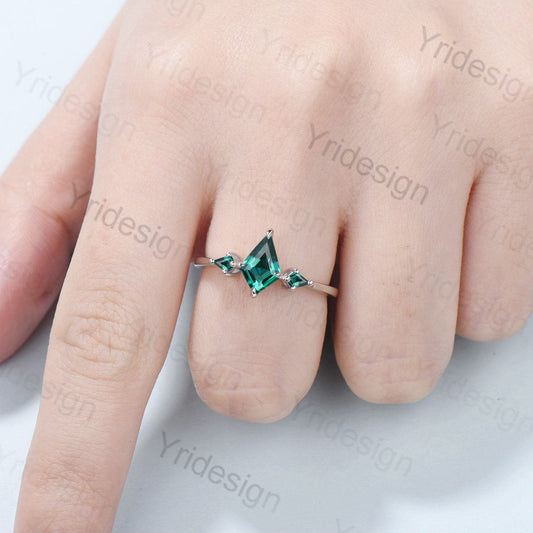Vintage Emerald Ring Three Stone Minimalist Kite Cut Emerald Engagement Ring Dainty May Birthstone Alternative Gold Wedding Ring For Women - PENFINE