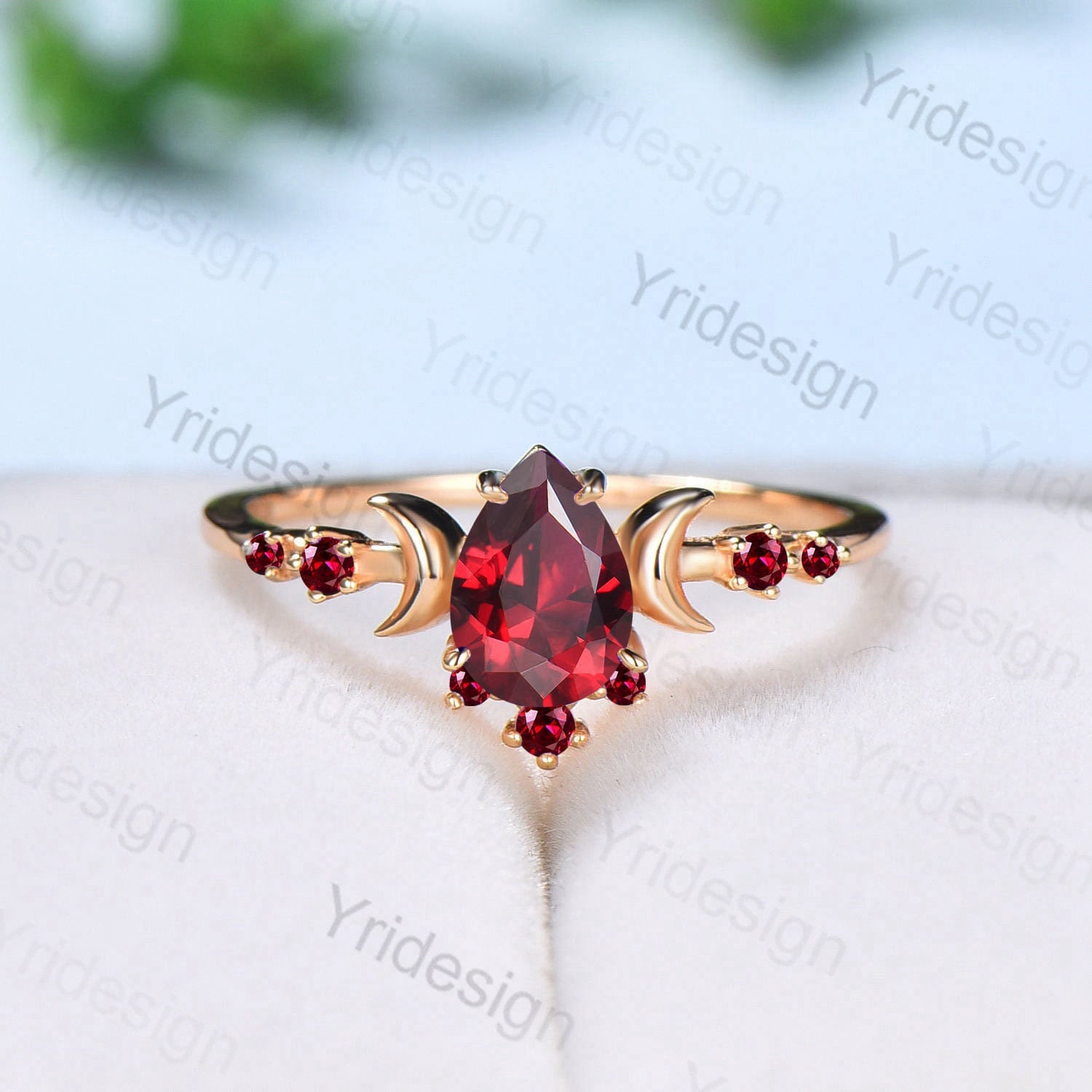 レッドムーン　オリエンタルマジック Vintage Pear Shaped Red Ruby Engagement Ring Unique Crescent moon