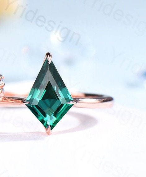 Dainty Emerald Engagement Ring Set Kite Cut Solitaire Minimalist Wedding Set Rose Gold Art Deco May birthstone Bridal Set Anniversary Gift - PENFINE